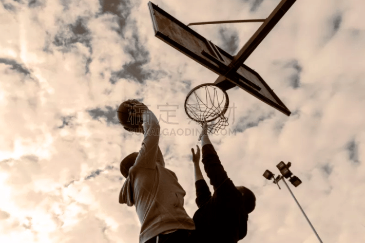 皇马0-2负塞尔塔赛后球员围攻裁判，一分钟内五黄一红